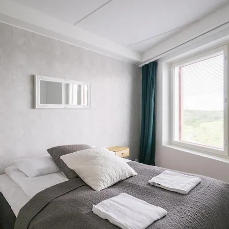 Lakeview 2-bedroom Apartment *